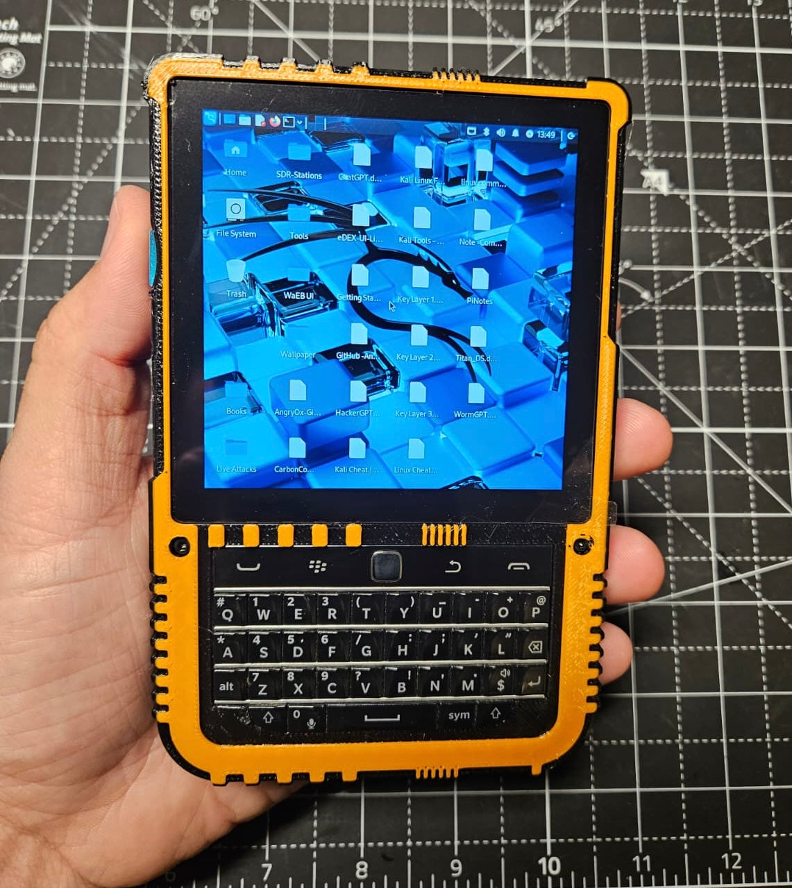 Hackberry Pi CM5 Handheld - Carbon Computers