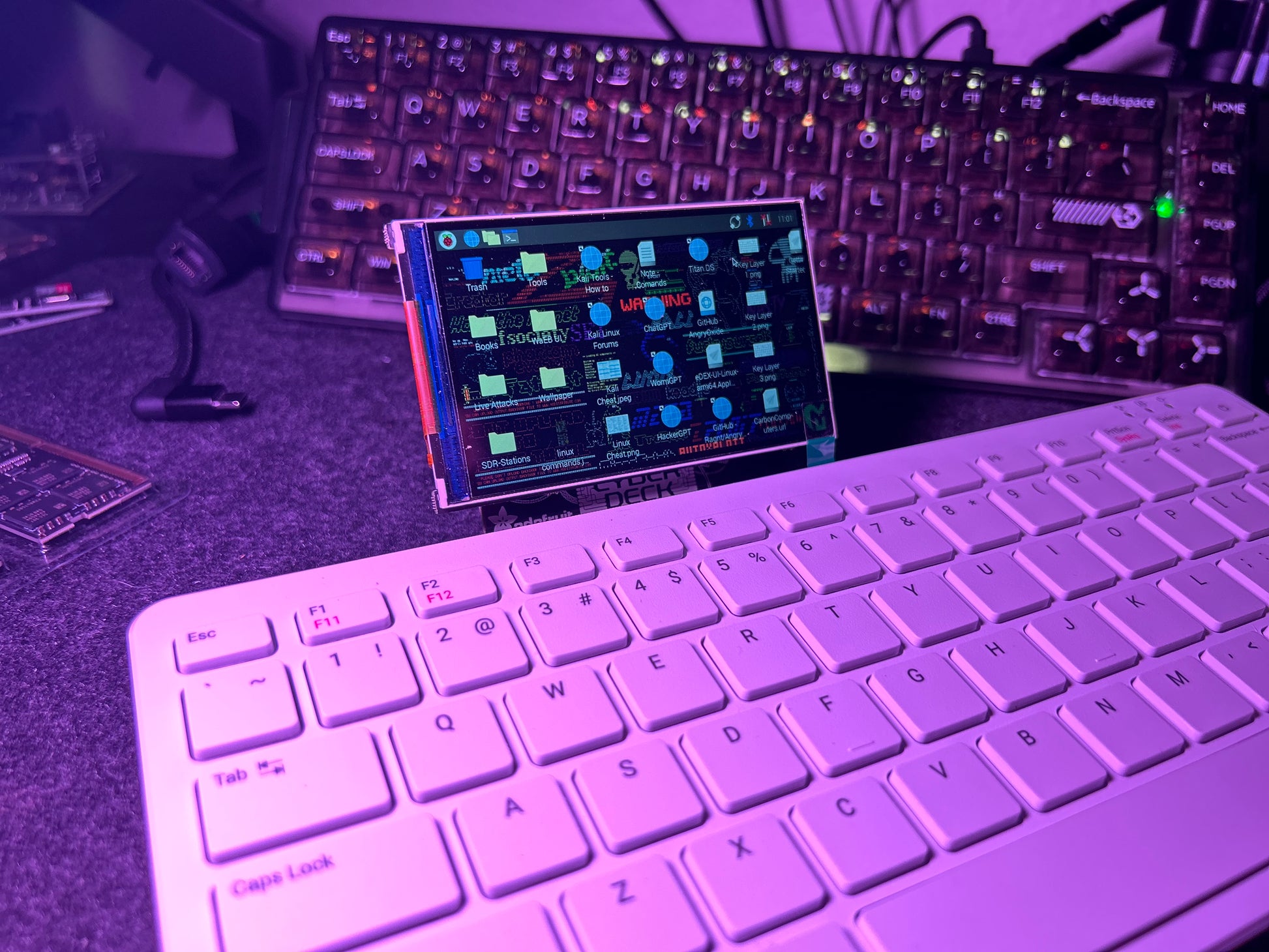 Pi CyberDeck 400 with Kali - Carbon Computers