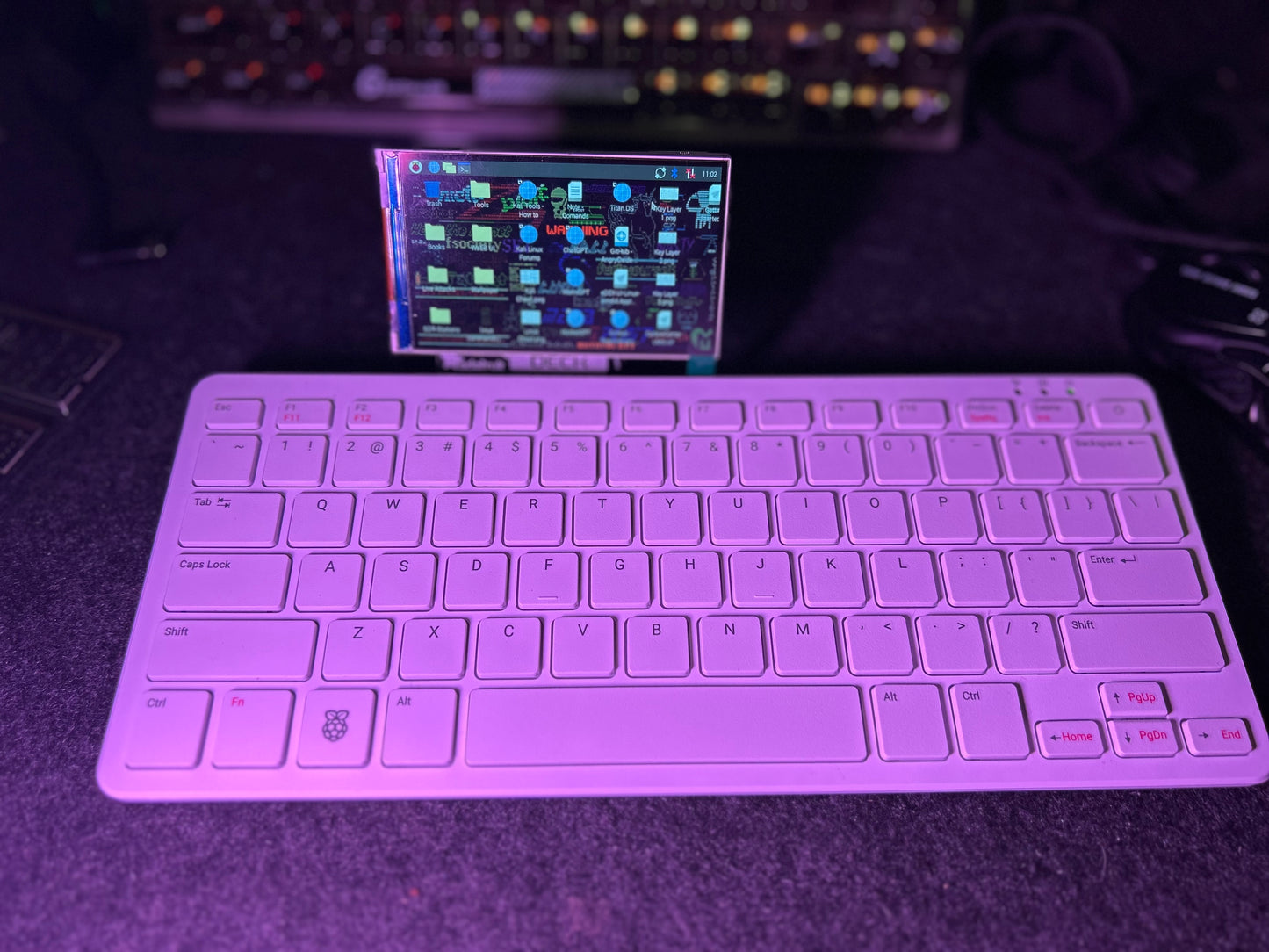 Pi CyberDeck 400 with Kali - Carbon Computers